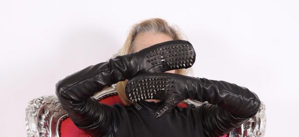 Schulterlange Lederfäustlinge mit spitzen Nieten für Damen und Herren von Miceli