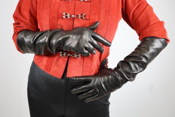 Ellenbogenlange Lederhandschuhe mit Seidenfutter für Damen  - Made in Italy